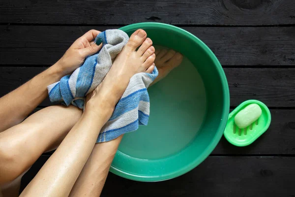 Chica Lava Los Pies Tazón Agua Suelo Madera Casa Cuidado — Foto de Stock