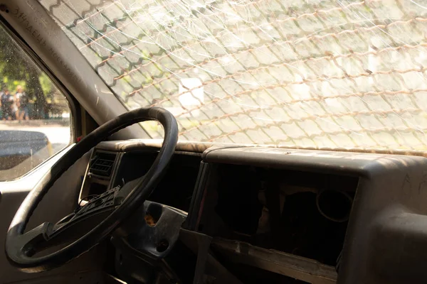 Starý Rozbité Vojenské Vozidlo Mřížemi Předním Okně Auto Průchodu Nepřátelství — Stock fotografie
