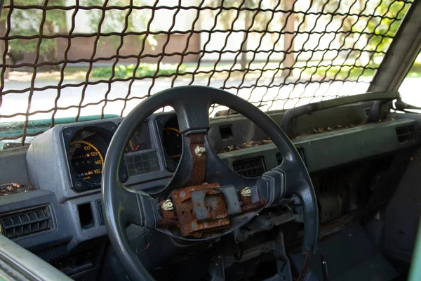 Viejo Vehículo Militar Roto Con Barras Ventana Delantera Coche Después — Foto de Stock