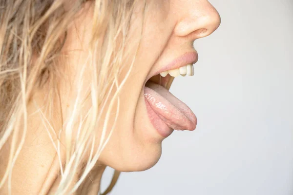 白い背景に舌と口を持つ少女の顔 — ストック写真