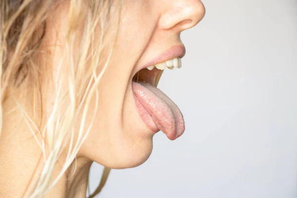 Cara Niña Con Lengua Sobre Fondo Blanco Lengua Boca — Foto de Stock