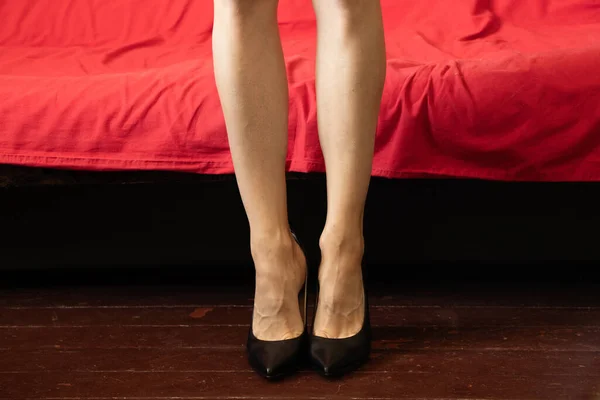 Lány Fekete Magas Sarkú Cipő Egy Piros Kanapén Otthon Egy — Stock Fotó