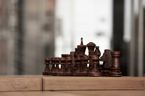 Braunes Schachbrett Mit Figuren Auf Einem Holztisch Einem Café Beim — Stockfoto