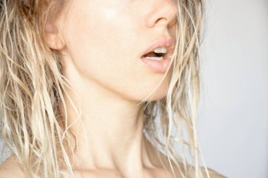 Beyaz bir arka planda genç bir kızın portresi Islak uzun saçlı, kız yüzü, manken kafası