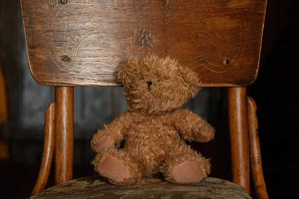 Teddy Brown Bear Sits Old Soft Chair Dark Room Home — Stock Photo, Image