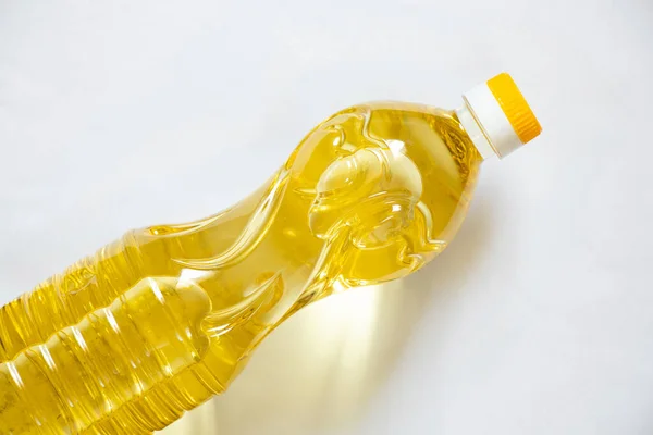 Вишукана Олія Пластиковій Пляшці Білому Тлі Соняшникова Олія — стокове фото