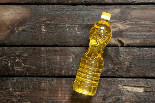 Raffiniertes Olivenöl Einer Plastikflasche Auf Einem Holztisch Sonnenblumenolia — Stockfoto