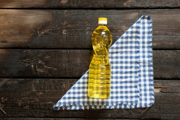 Raffiniertes Olivenöl Einer Plastikflasche Auf Einem Holztisch Sonnenblumenolia — Stockfoto