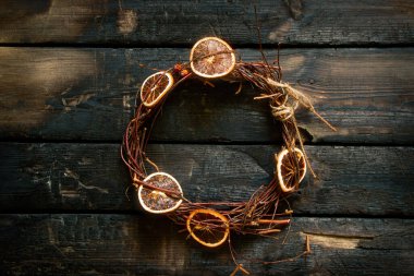 Yılbaşı çelengi eski ahşap bir masada, Noel için dekor, kuru asma çelengi