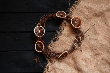 Yılbaşı çelengi eski ahşap bir masada, Noel için dekor, kuru asma çelengi