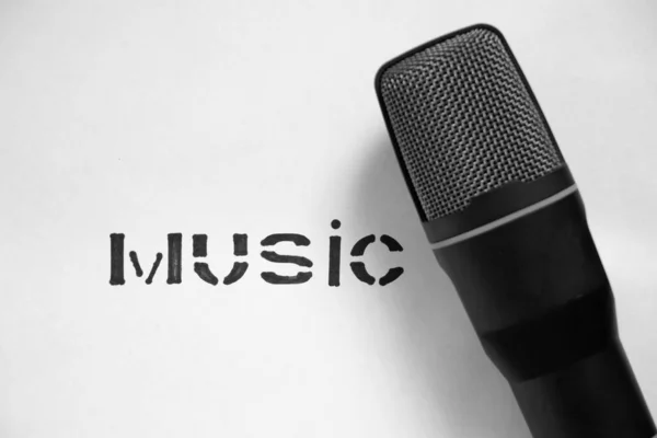 Microfone Preto Palavra Música Letras Bloco Fundo Branco Microfone Música — Fotografia de Stock