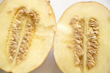 Beyaz arka planda olgun bir kavun, kavun.