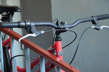 Ukrayna Dnipro 23.07.2021 - Merdivenlerde iki kırmızı bisiklet durağı zemin kattaki iskan binasının girişi, apartman daireleri, evde bir bisiklet