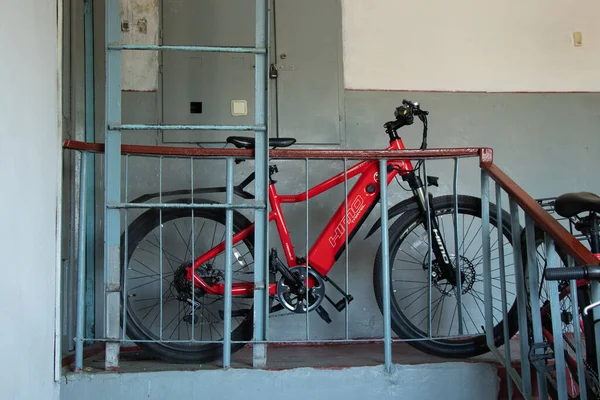 Ukraina Dnipro 2021 Två Röda Cyklar Står Trappan Till Ingången — Stockfoto