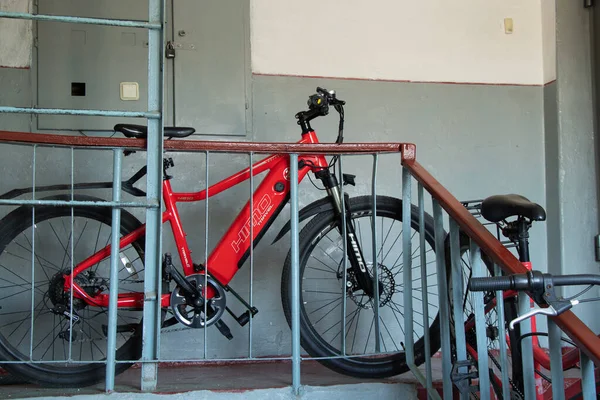 Ukraina Dnipro 2021 Två Röda Cyklar Står Trappan Till Ingången — Stockfoto