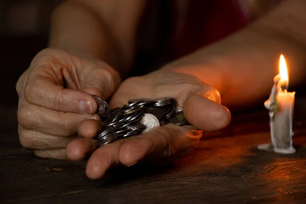 Manos Una Anciana Con Centavos Una Mesa Oscuridad Cerca Una —  Fotos de Stock