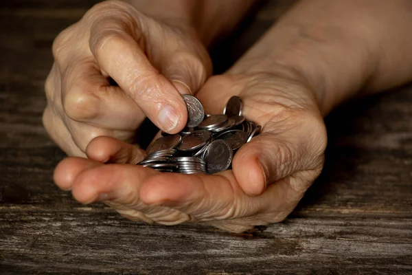 Руки Старої Жінки Пенні Столі Гроші Руках Пенсіонера — стокове фото