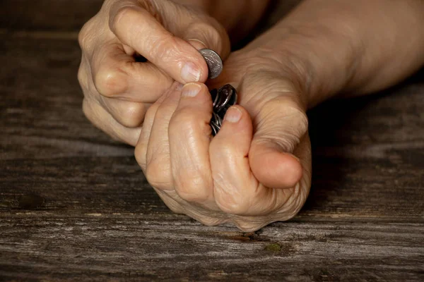 Руки Пожилой Женщины Монетками Столе Деньги Руках Пенсионера — стоковое фото
