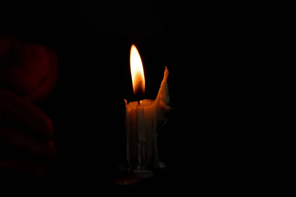 Mão Feminina Escuro Perto Vela Chama Vela Noite Religião — Fotografia de Stock