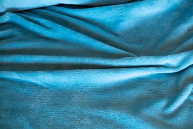 Arkaplan olarak buruşuk yumuşak açık renkli kumaş, arkaplan olarak mavi ekose