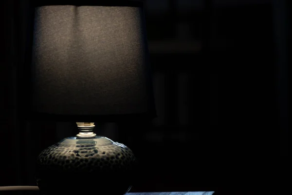 Ночная Настольная Лампа Включена Светильники Темном Стиле Ретро — стоковое фото