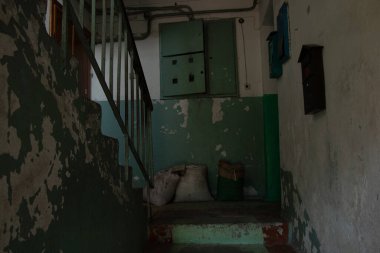 Ukrayna 'da bir apartmanın merdivenleri ve çok katlı bir binanın girişi tamir edilmemiş eski kirli merdivenler.