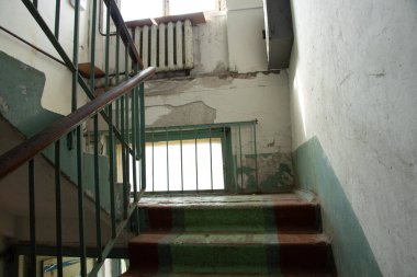 Ukrayna 'da bir apartmanın merdivenleri ve çok katlı bir binanın girişi tamir edilmemiş eski kirli merdivenler.