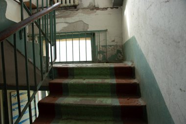 Ukrayna 'da bir apartmanın merdivenleri ve çok katlı bir binanın girişi tamir edilmemiş eski kirli merdivenler.