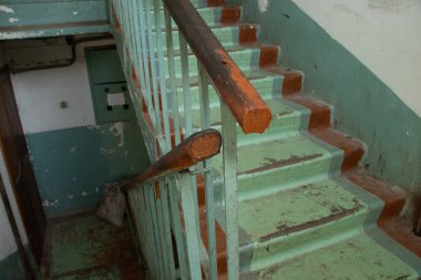 Ukrayna 'da bir apartmanın merdivenleri ve çok katlı bir binanın girişi tamir edilmemiş eski kirli merdivenler.