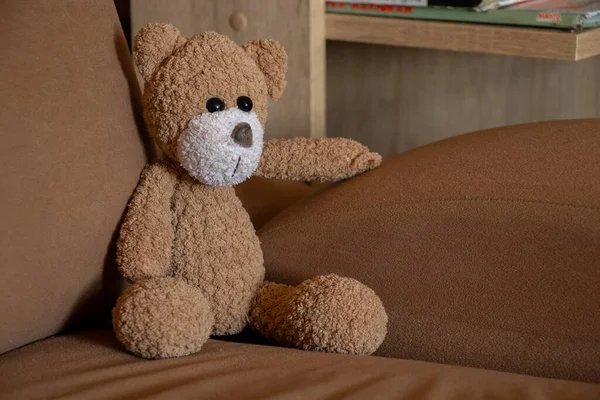 Bruine Kinderen Zachte Teddybeer Zittend Bruine Bank Kinderen Speelgoed Slaapkamer — Stockfoto