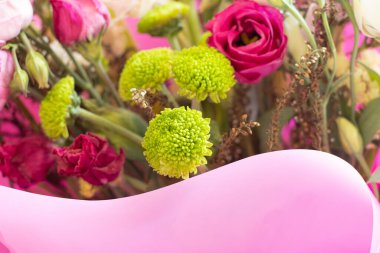 Güneş ışığında farklı çiçeklerin olduğu bir buket, yakın plan, bir buket çiçek,