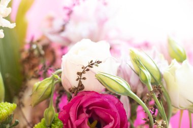 Güneş ışığında farklı çiçeklerin olduğu bir buket, yakın plan, bir buket çiçek,