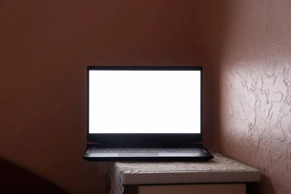 ホワイトスクリーンのノートパソコンは自宅のテーブルの上の職場にあります — ストック写真