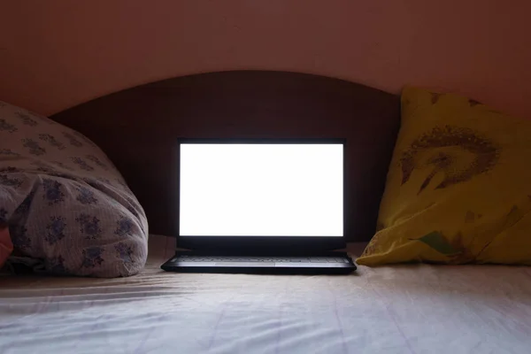 Laptop Met Wit Scherm Staat Het Bed Slaapkamer Thuis Wit — Stockfoto