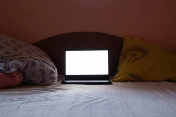 Laptop Met Wit Scherm Staat Het Bed Slaapkamer Thuis Wit — Stockfoto