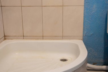 Banyoda duş kabini, banyoda duş tepsisi.