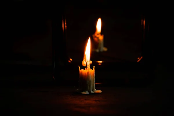 Burning Candle Stands Black Wooden Table Dark Mirror Candle Fire — Stock Photo, Image