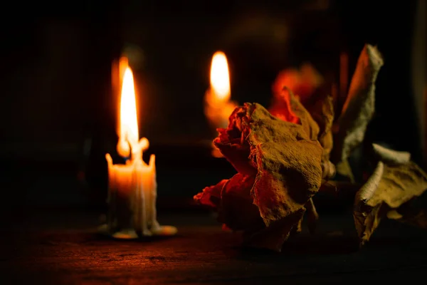 Горящая Свеча Зеркала Столе Рядом Ней Сухая Роза Темноте Пламя — стоковое фото