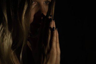 Genç kız karanlıkta Tanrı 'ya dua ediyor, karanlıkta genç kız, din ve insanlar, dua.