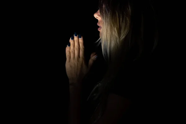 Fiatal Lány Imádkozik Istenhez Sötétben Fiatal Lány Sötétben Vallás Emberek — Stock Fotó