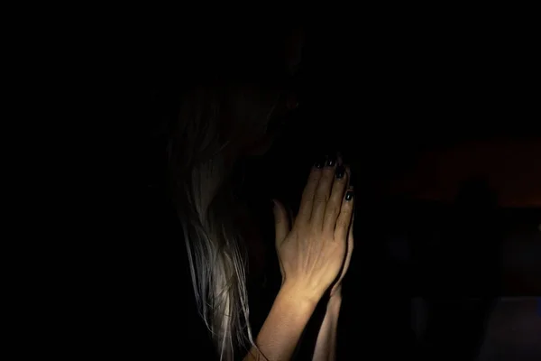Νεαρή Κοπέλα Προσεύχεται Στο Θεό Στο Σκοτάδι Νεαρή Κοπέλα Στο — Φωτογραφία Αρχείου