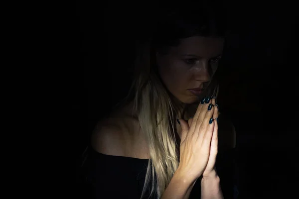 Fiatal Lány Imádkozik Istenhez Sötétben Fiatal Lány Sötétben Vallás Emberek — Stock Fotó