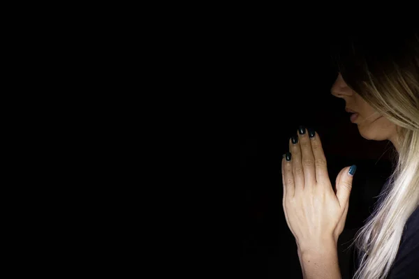 Молода Дівчина Молиться Богу Темряві Молода Дівчина Темряві Релігія Люди — стокове фото