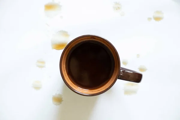 Una Tazza Caffè Sfondo Bianco Gocce Caffè Versato Sfondo Bianco — Foto Stock