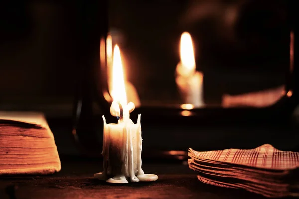 Ένα Αναμμένο Κερί Μεταφέρθηκε Από Καθρέφτες Και Κάρτες Μαντείας Βρίσκονται — Φωτογραφία Αρχείου