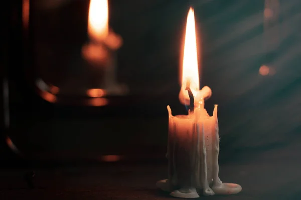 一支燃烧的蜡烛被镜子带走了 附近放着算命卡 桌上的烛光 巫婆和巫术都在算命卡上记录着命运 — 图库照片