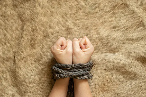 Amarrado Feminino Mãos Por Idade Corda Marrom Pano Amarrado Mãos — Fotografia de Stock