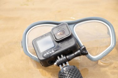 Ukrayna Dnipro 05.08.2021 - Göl kıyısındaki sahile dalmak için GoPro HERO 9 kamera ve maskesi, göldeki aksiyon kamerası
