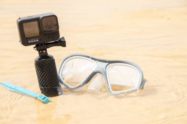 Ukrayna Dnipro 05.08.2021 - Göl kıyısındaki sahile dalmak için GoPro HERO 9 kamera ve maskesi, göldeki aksiyon kamerası