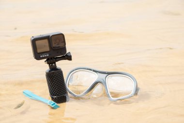 Ukrayna Dnipro 05.08.2021 - Göl kıyısındaki sahile dalmak için GoPro HERO 9 kamera ve maskesi, göldeki aksiyon kamerası